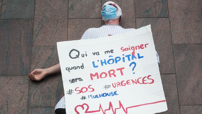 Fotky z Francie, kde si zdravotníci řekli o lepší platy: Odměna nestačí